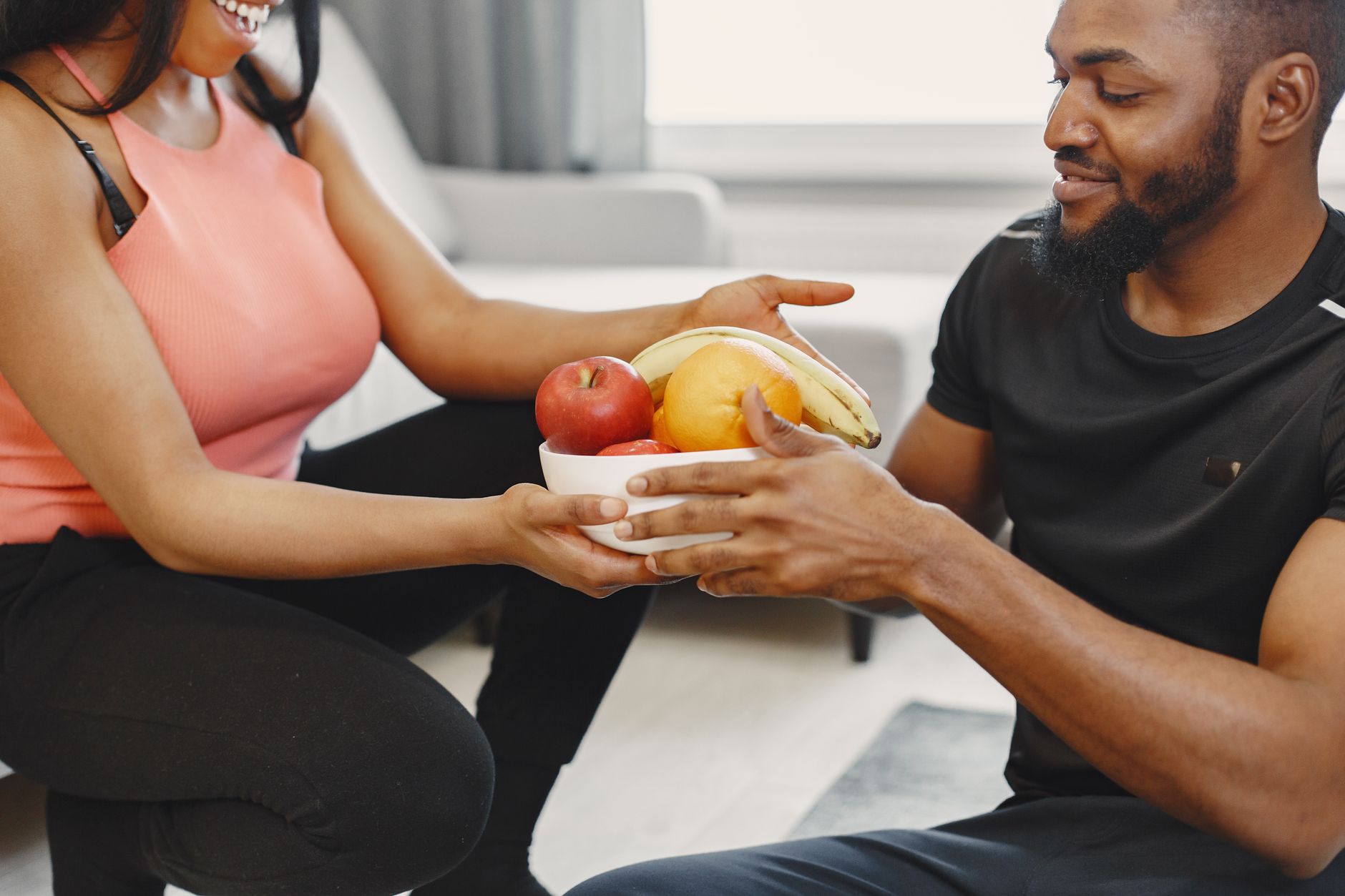 Déficit calorique et sport : manger moins ou s'entraîner plus ?